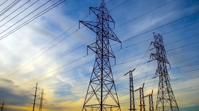 Gobierno de España endurece reglas de acceso a la red eléctrica y apunta al acaparamiento de capacidad eléctrica