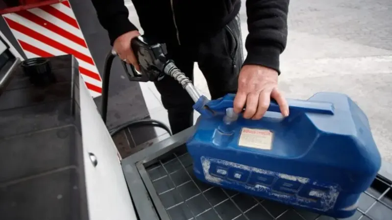 Gobierno ingresa proyecto para rebajar la parafina y subsidiar a taxis ante alza de hasta $580 en combustibles