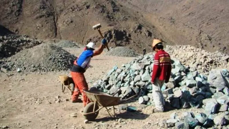 Gobierno presenta al Senado plan de cuatro ejes para reactivar la pequeña minería