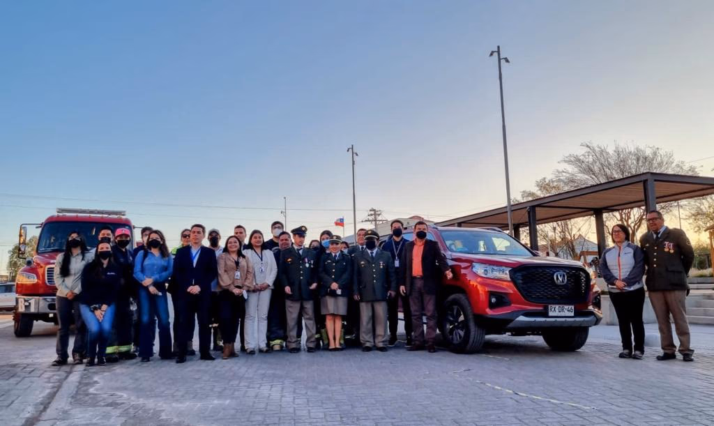 Gracias al programa participativo “Diálogos para el Desarrollo” de Minera Antucoya, Bomberos de María Elena recibió nueva camioneta y equipamiento
