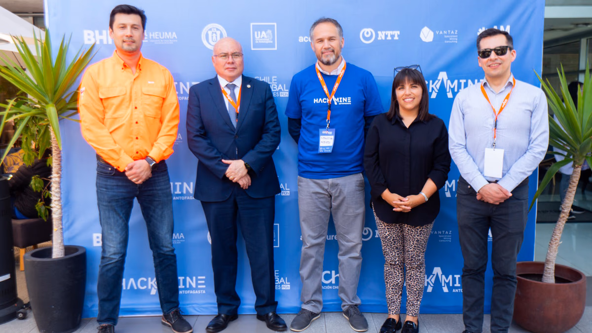 Hackamine: Universitarios de Antofagasta participan en maratónica jornada de programación para clasificar como los nuevos talentos de la minería
