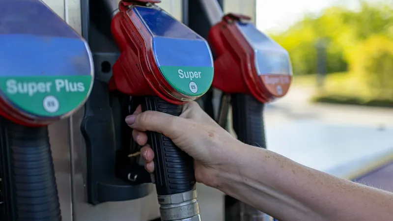 Hasta $300 por litro: estos son los descuentos en bencina disponibles en abril