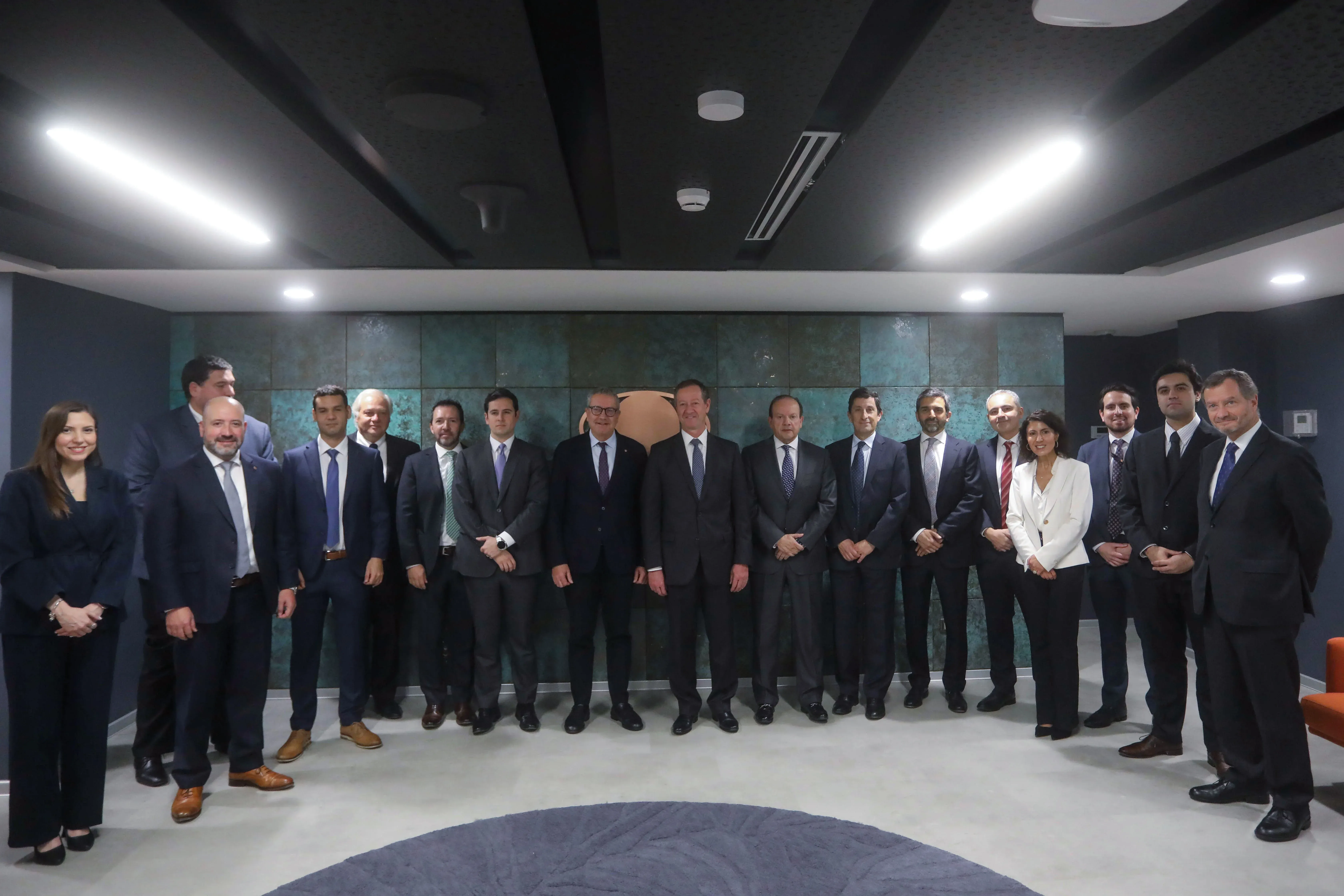 El grupo de ejecutivos de Codelco y Pucobre que participó en la ceremonia de constitución de la sociedad para desarrollar Tovaku