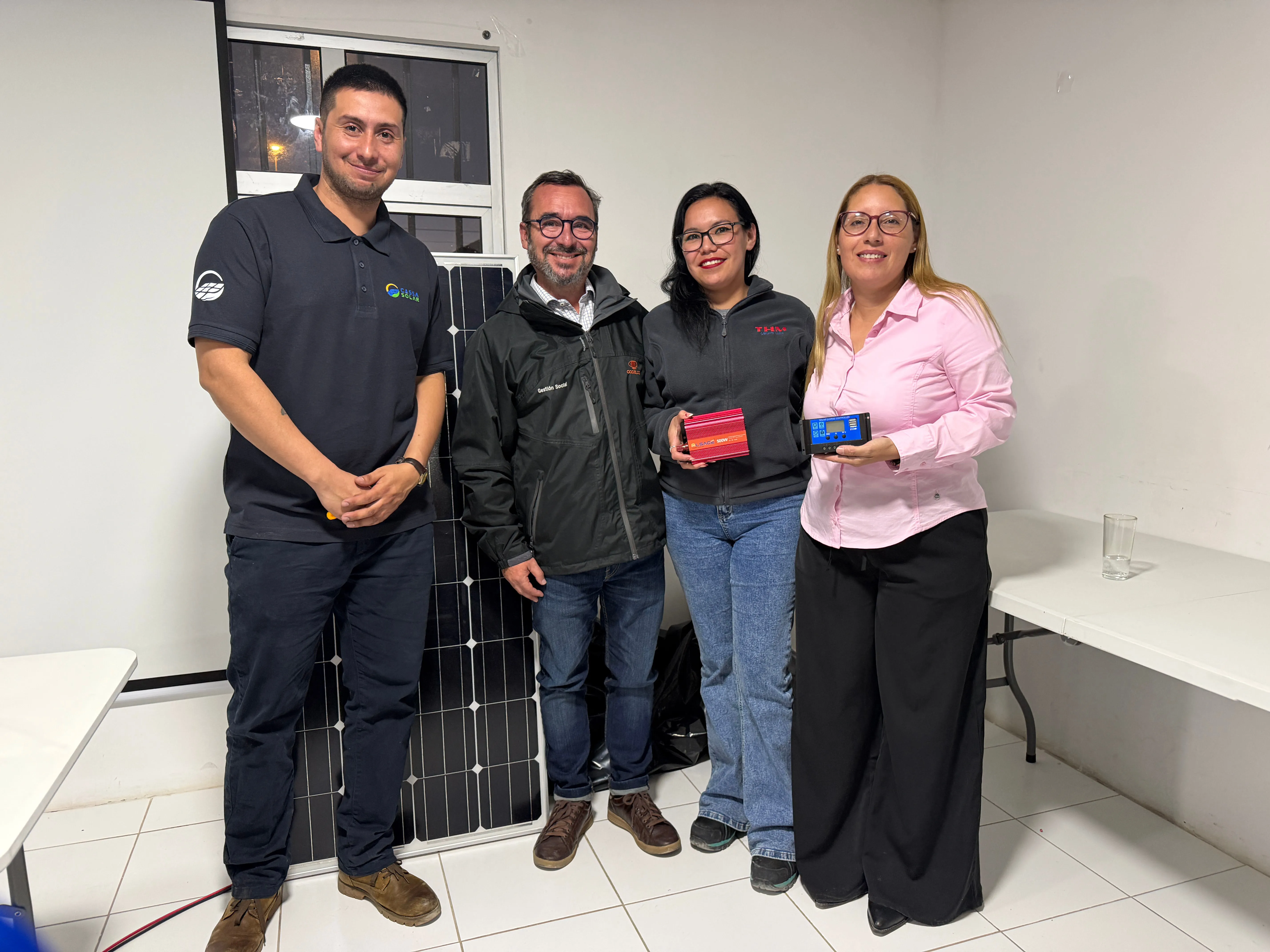 Codelco entrega kits fotovoltaicos de emergencia a 117 familias de la Junta de Vecinos Sol del Desierto 