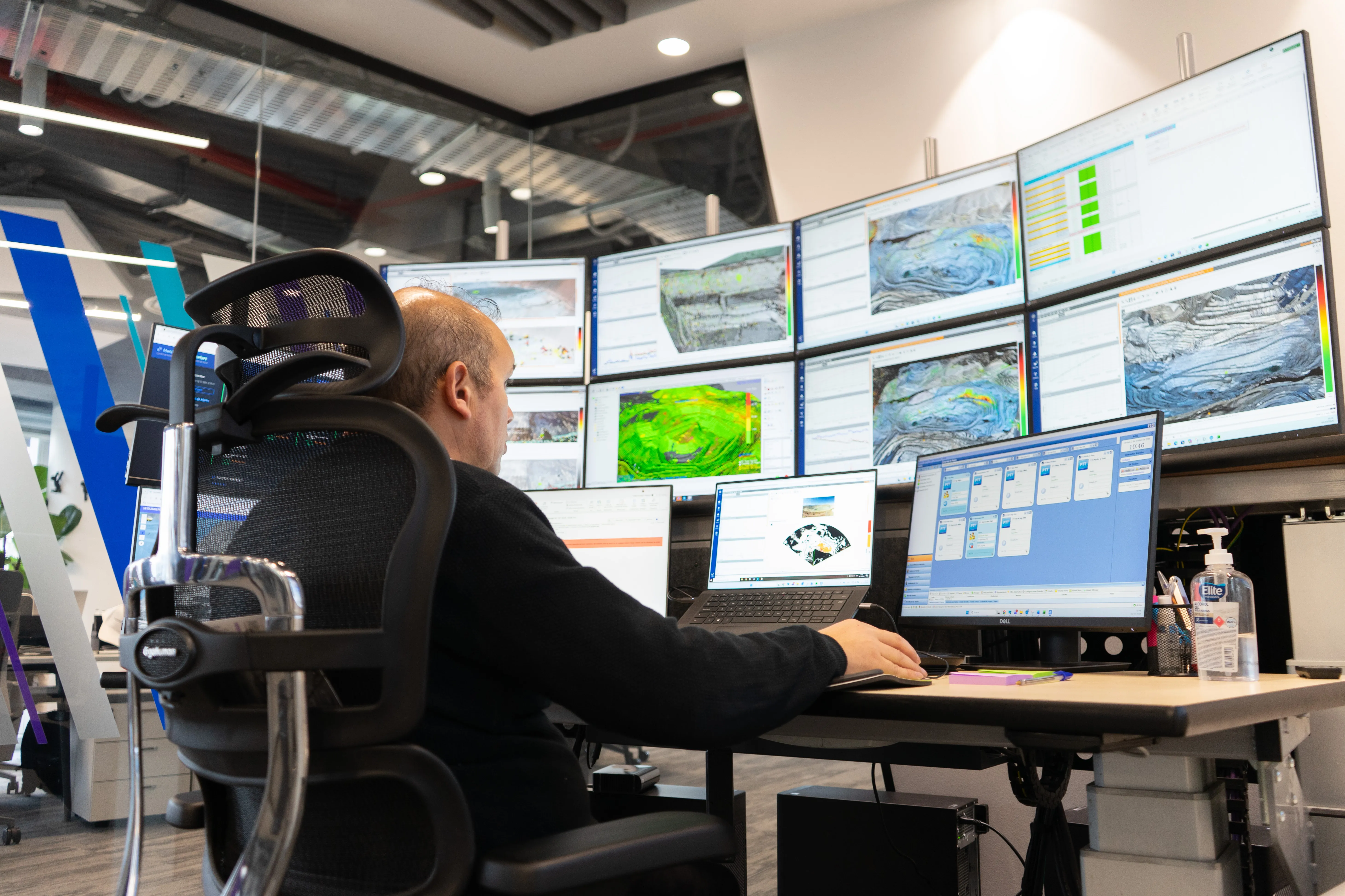 Desde Santiago, Teck expande el monitoreo geotécnico remoto de sus operaciones en Chile, Estados Unidos y Canadá 