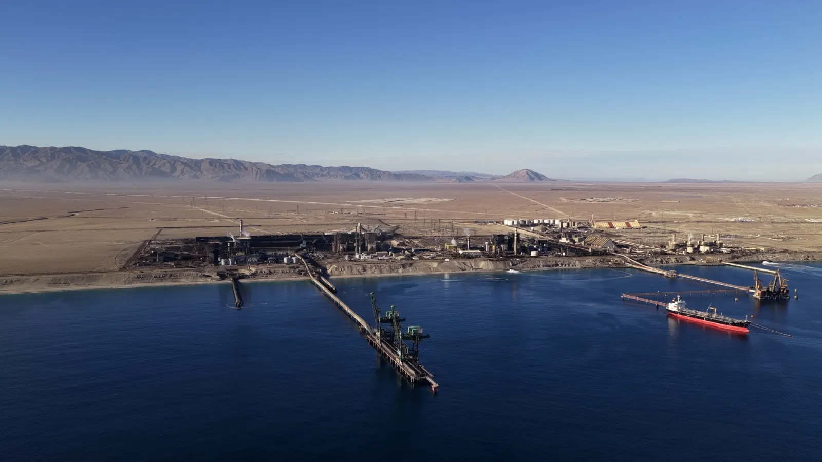 Complejo Energético Mejillones de ENGIE Chile junto a otras instalaciones del barrio industrial