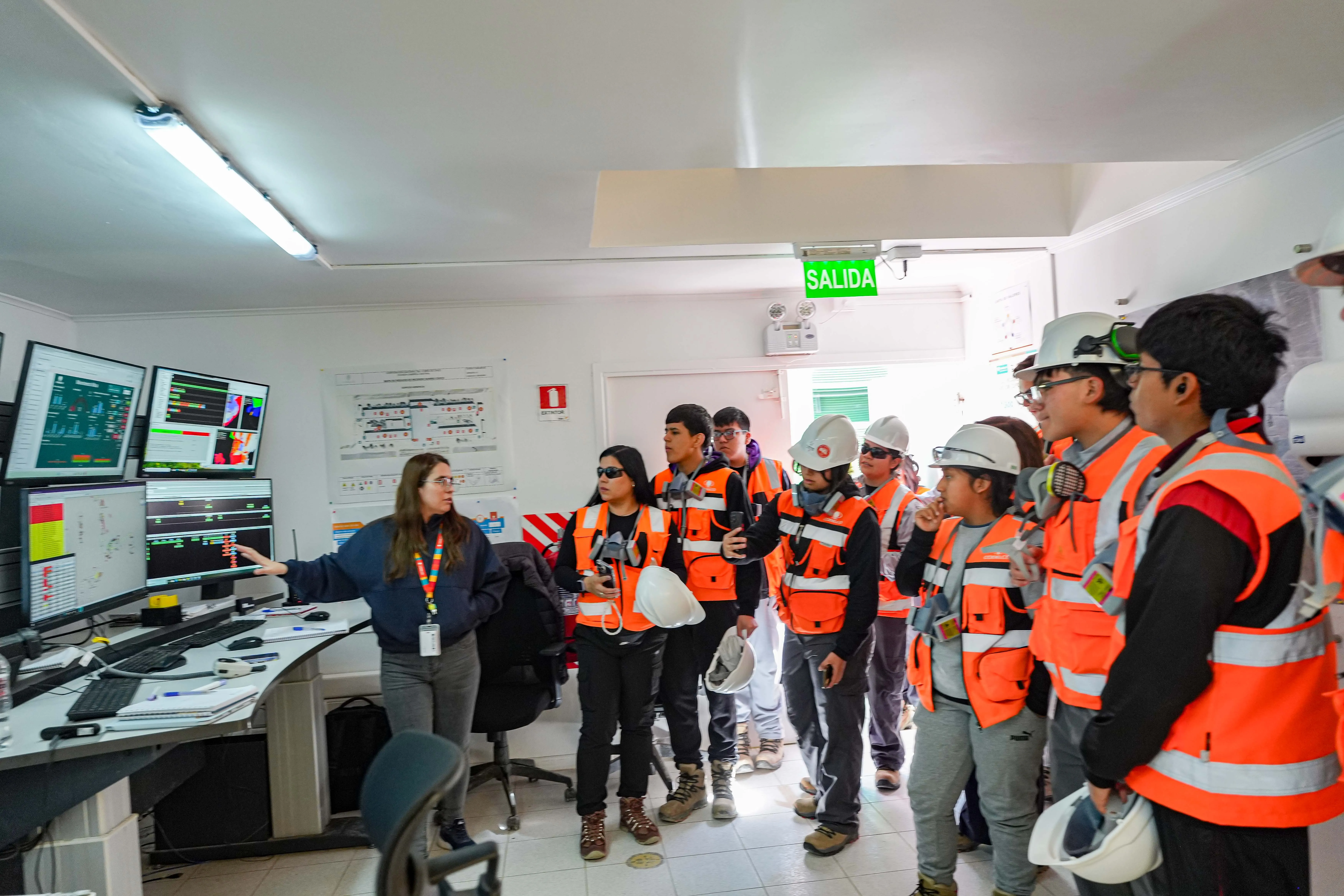 Estudiantes de Calama y Sierra Gorda conocieron en terreno la tecnología de los camiones autónomos de División Gabriela Mistral 