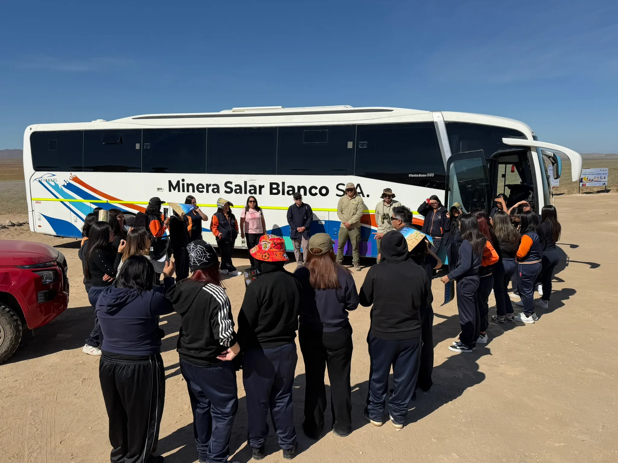 Minera Salar Blanco y CORPROA impulsan colaboración para acercar el Desierto Florido a estudiantes de Copiapó 