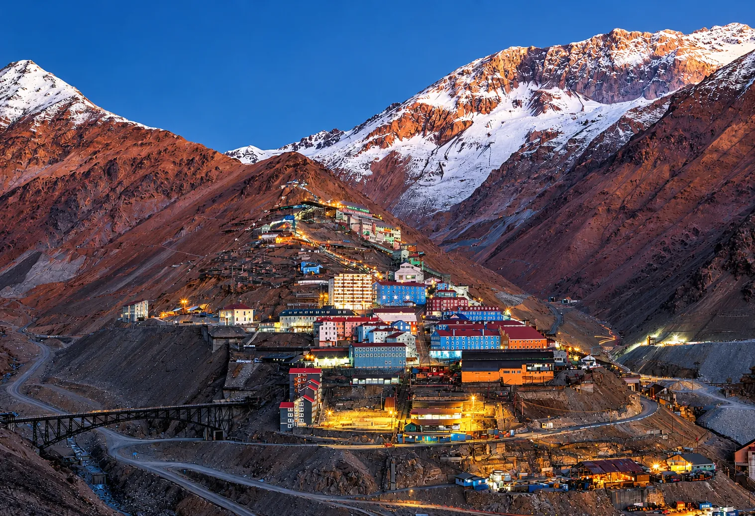 Pueblo minero alpino al anochecer