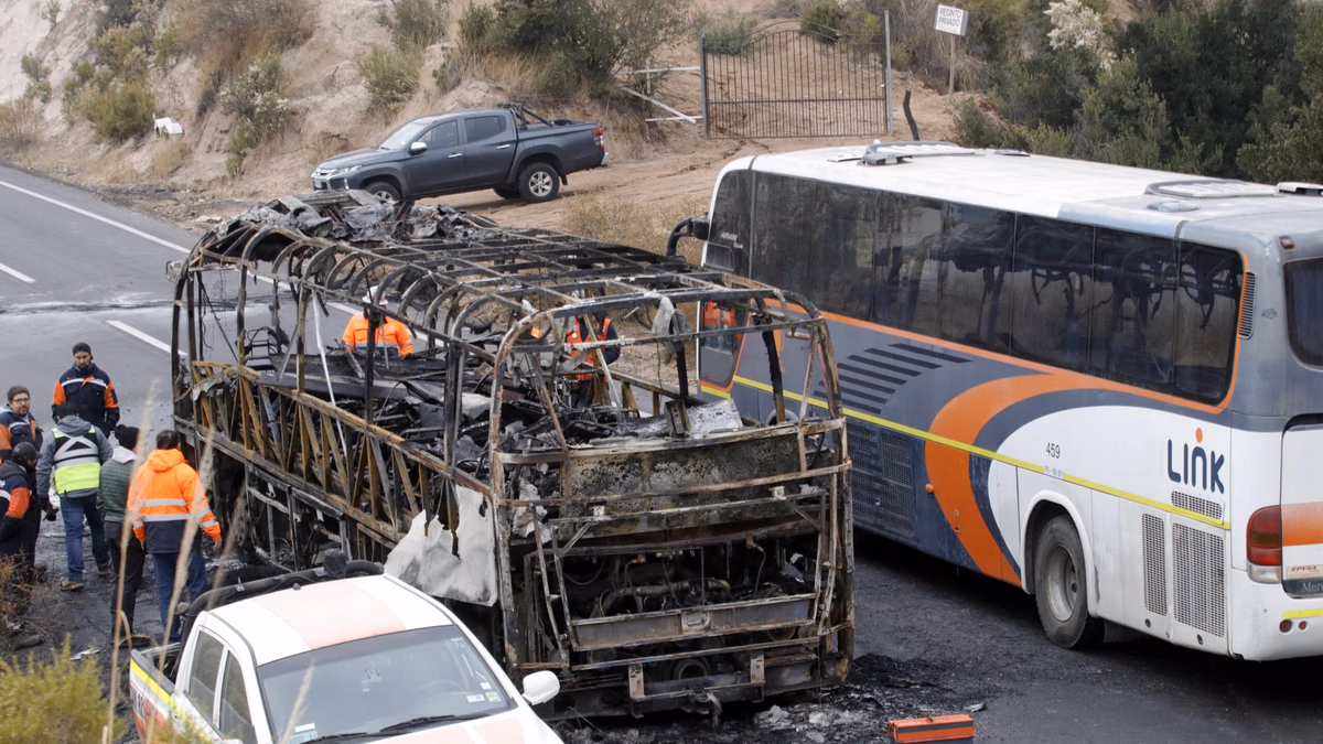 Incendio de bus en Carretera El Cobre pone en peligro a trabajadores de El Teniente