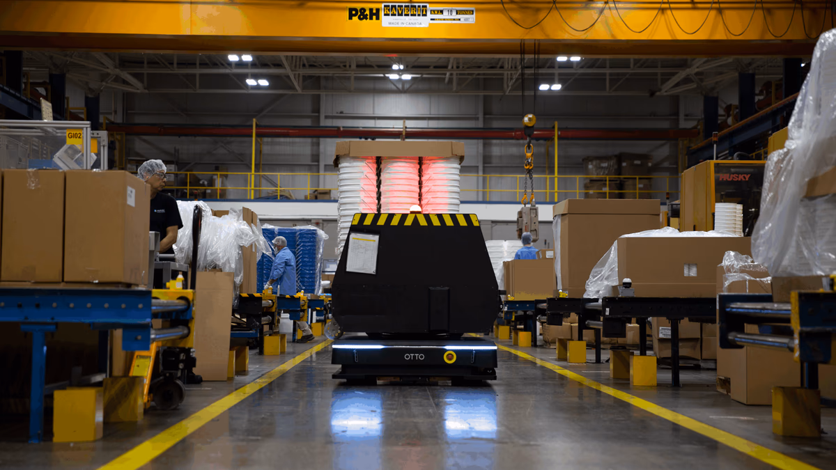 Industria automotriz crecerá un 15% al 2028 y adopta robots móviles autónomos para ganar eficiencia