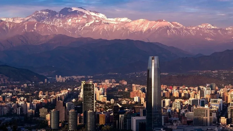 Inflación en Chile volvería sobre 4% en abril por bencinas y Brent a US$112: la señal que mira el Banco Central