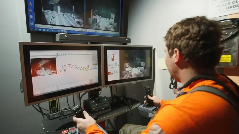 Innovación en robótica: empresas líderes en lanzaderas mineras con piloto automático