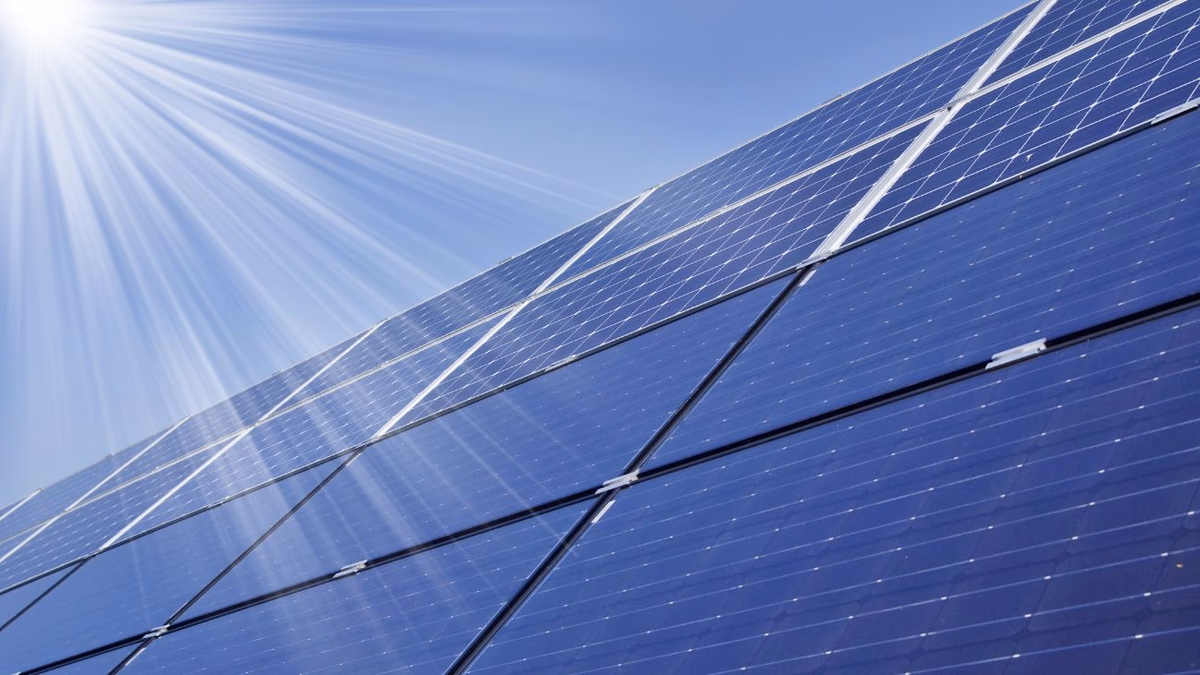 Innovación sustentable: luminarias móviles de energía solar en mina