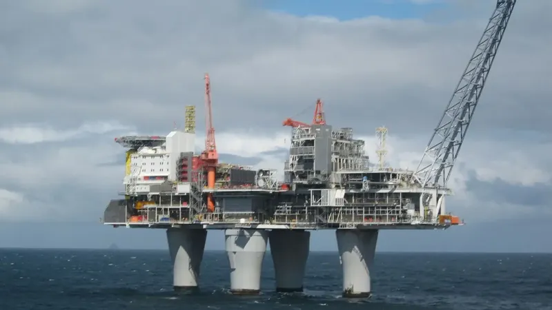 Instalan la construcción más pesada y profunda del planeta Tierra: más de 400 metros y un millón de toneladas