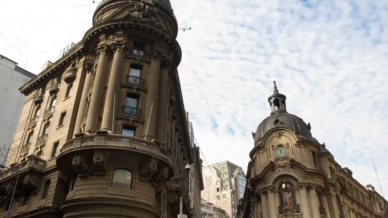 IPSA cae 0,39% a 11.130 puntos pese a récord en Wall Street y abre una semana clave