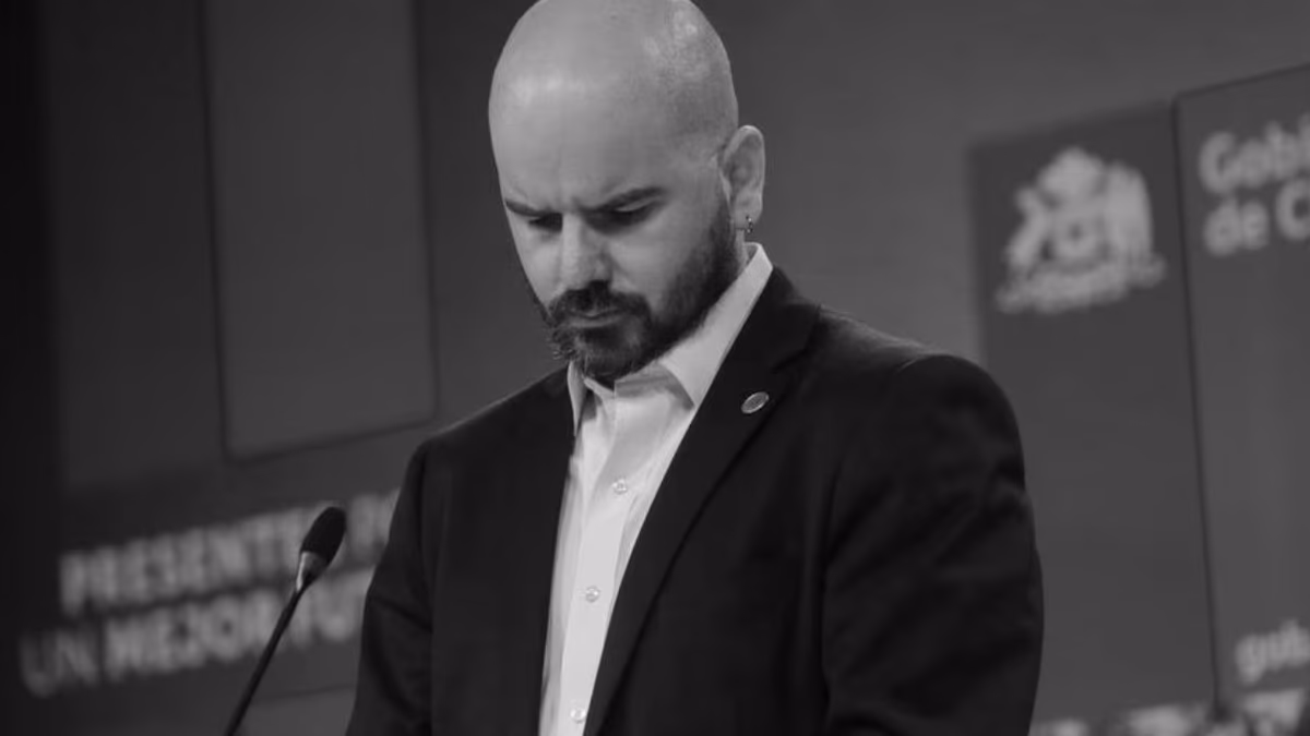 Jackson dimite tras ofensiva opositora por lío de platas
