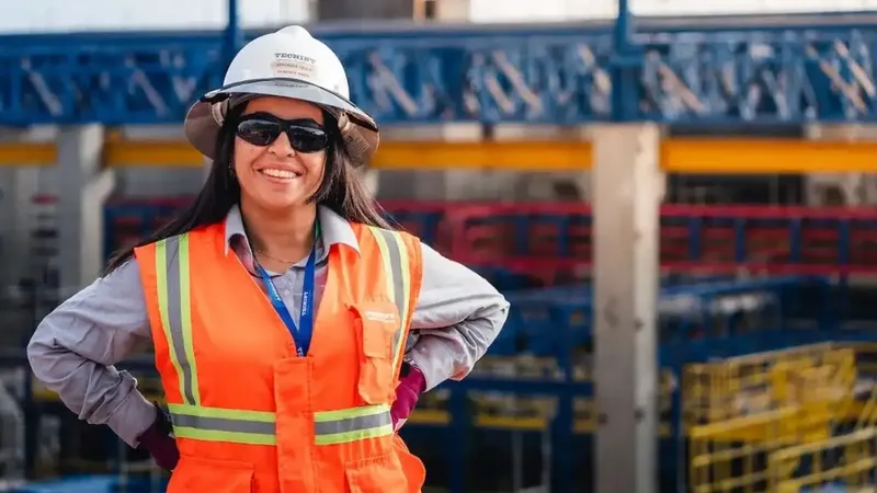 La mujer que vela por la seguridad de más de 7 mil trabajadores en la planta desaladora de Tocopilla