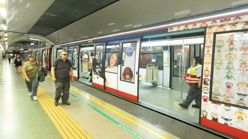 La Navidad llegó al Metro con Duendes Mágicos, música y un tren convertido en trineo