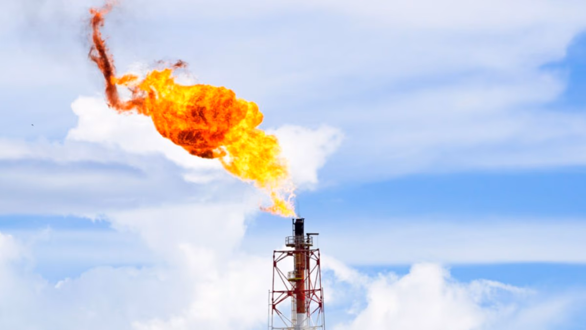 La UE aprueba ley para reducir emisiones de metano en importaciones de petróleo y gas.