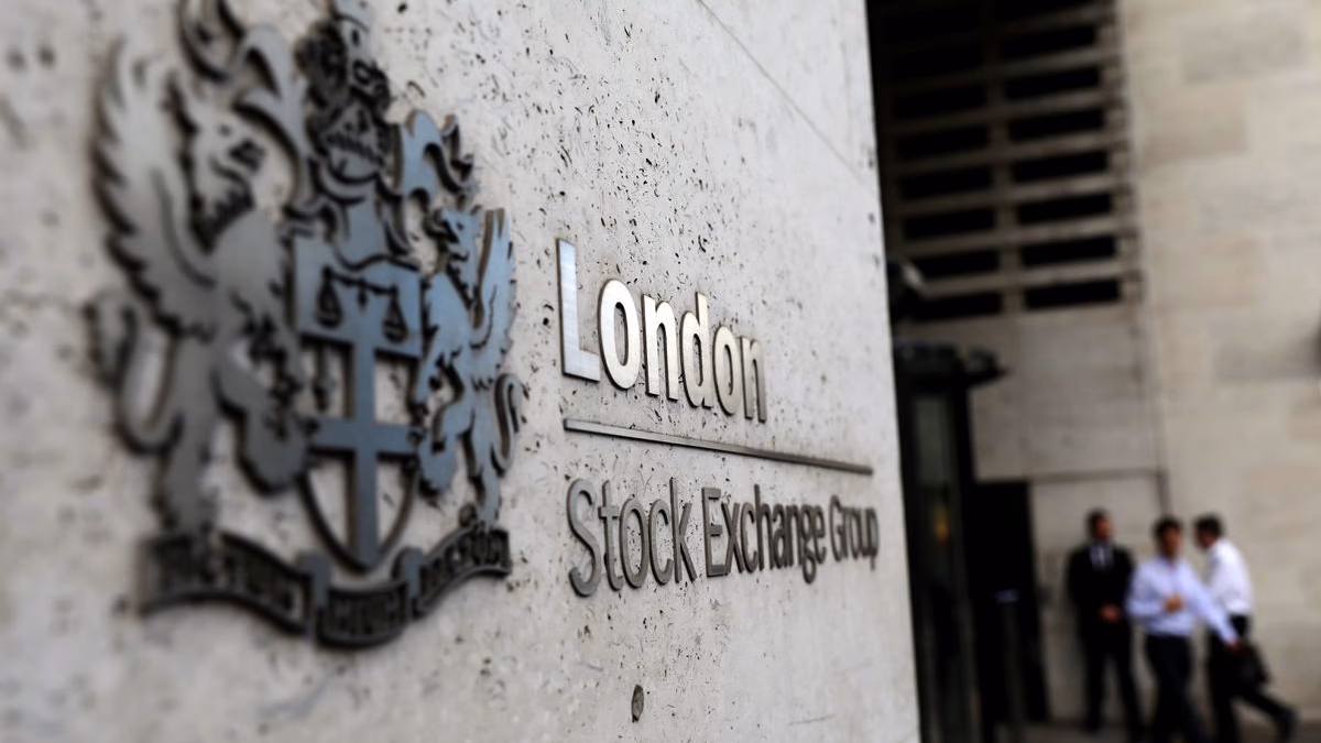 Las acciones petroleras elevan el FTSE 100 de Londres en medio de la angustia de Rusia