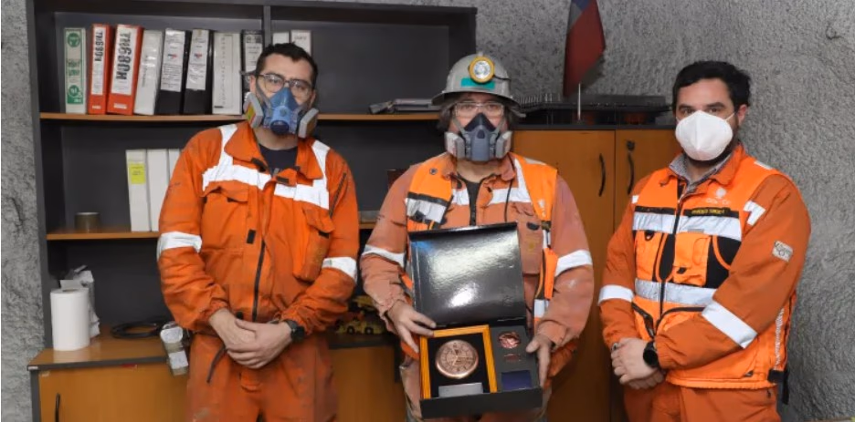 Leoncio Quezada recibió distinción por su aporte en capacitación a trabajadores de Codelco.