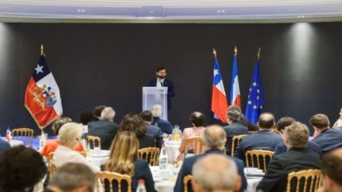 Litio e hidrógeno verde marcan encuentro de Boric con gran empresariado francés: “No venimos solo a vender piedras”