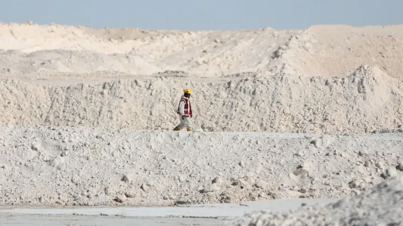 Litio en Bolivia: 2 contratos por 35.000 y 14.000 t/año quedan bajo revisión y el Gobierno abre la puerta a romperlos