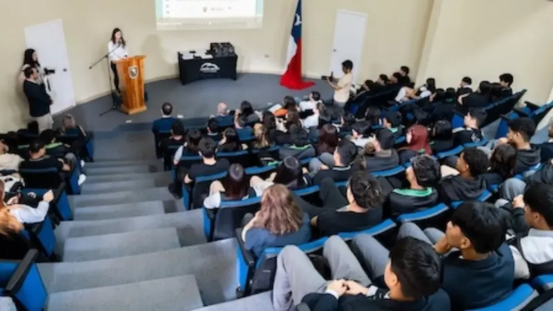 Lomas Bayas concluye con éxito el Programa Educación y Minería beneficiando a 240 estudiantes del Liceo Politécnico Los Arenales