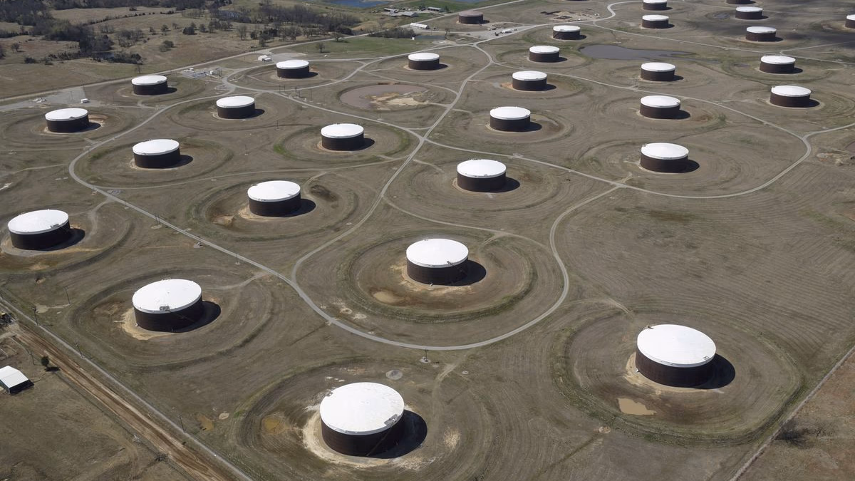 Los precios del petróleo caen, se encaminan a pérdidas semanales a medida que las preocupaciones por la recesión aumentan