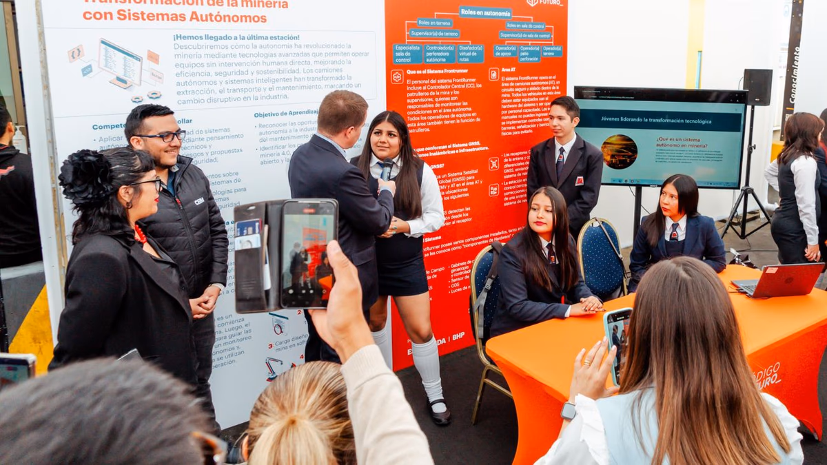 Más de 2.300 jóvenes chilenos se gradúan del programa Código Futuro, potenciando habilidades digitales en la industria minera