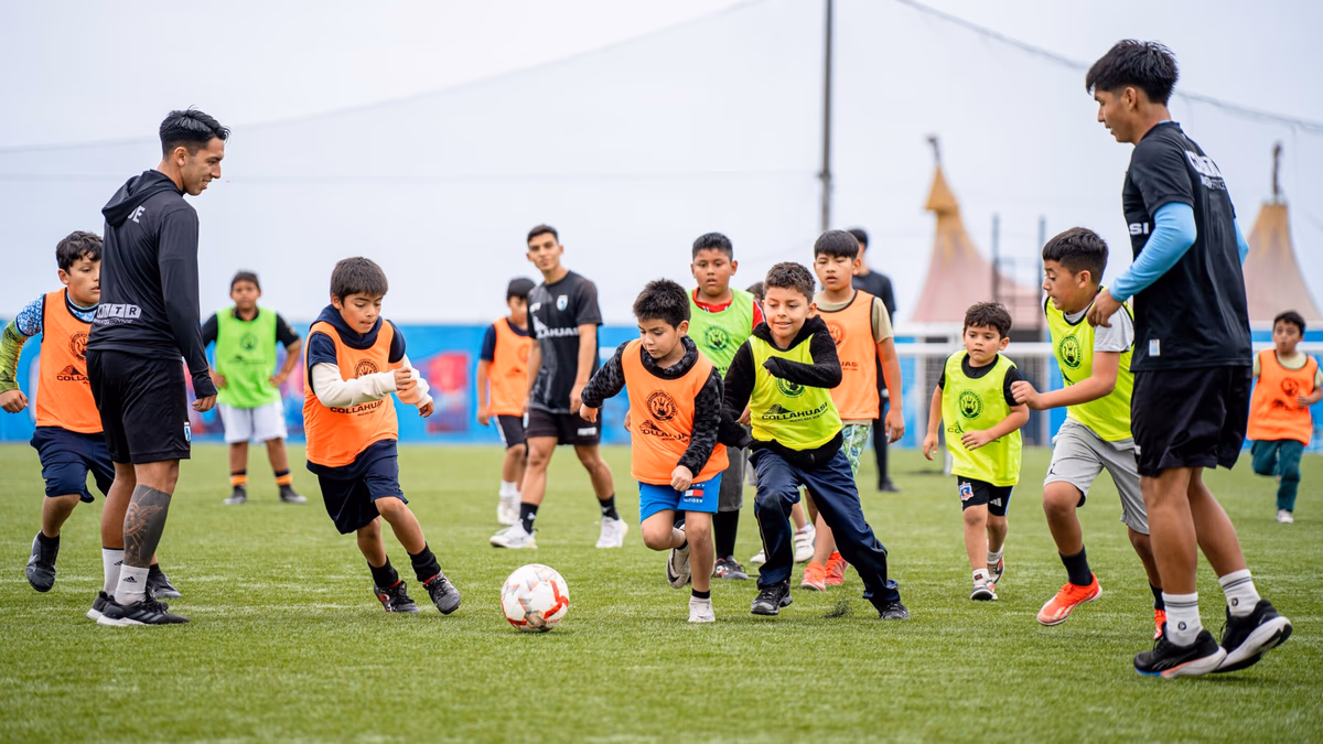 Más de 200 niños y jóvenes de localidades del borde costero sur de Iquique participaron en clínicas deportivas