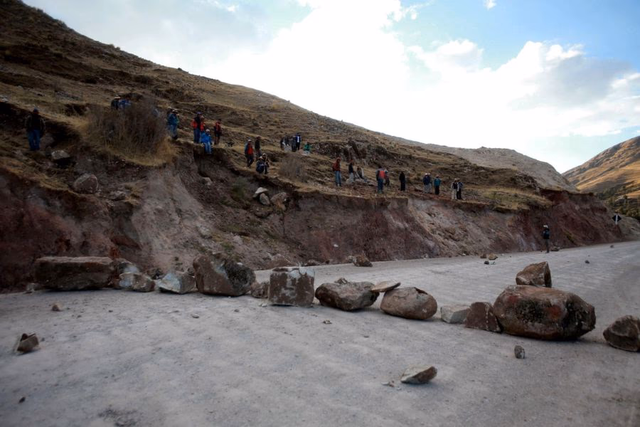 Mayor mina de cobre de Perú sigue bloqueada a la espera de negociaciones