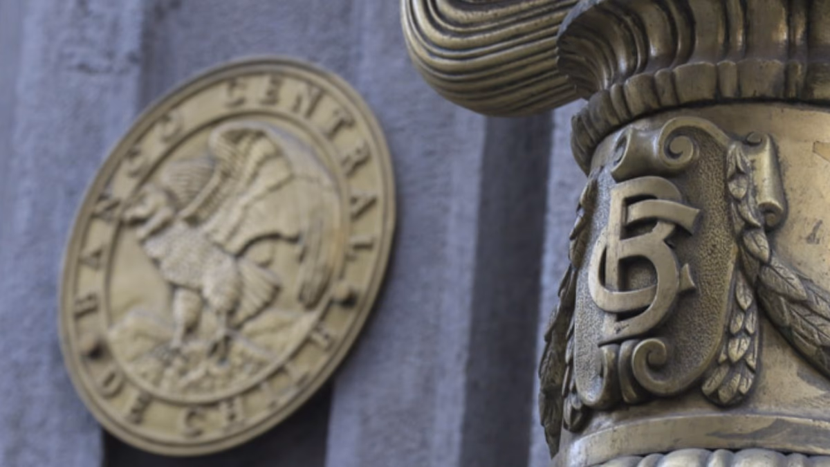 Mensajes del Banco Central y alza del cobre provocan un desplome de $20 en el precio del dólar