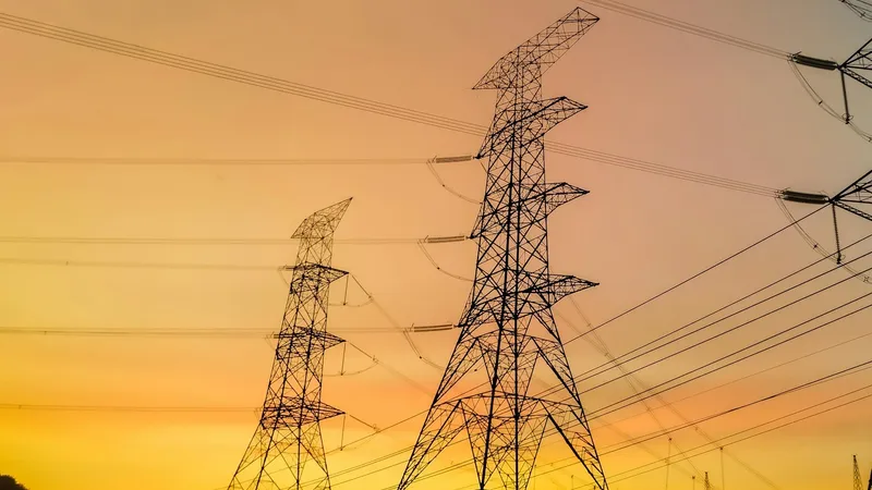 Mercado eléctrico redujo levemente su concentración en 2025, pero mantiene diferencias por bloque horario