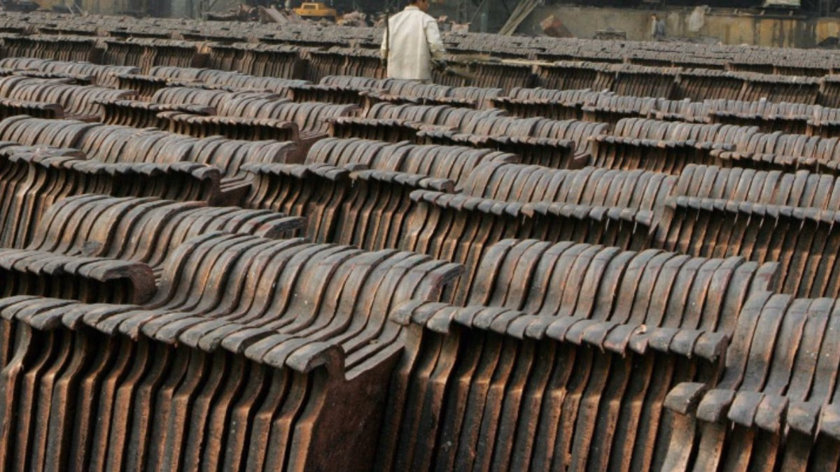 Metales básicos-cobre toca mínimo de dos semanas por alza existencias y débiles importaciones chinas