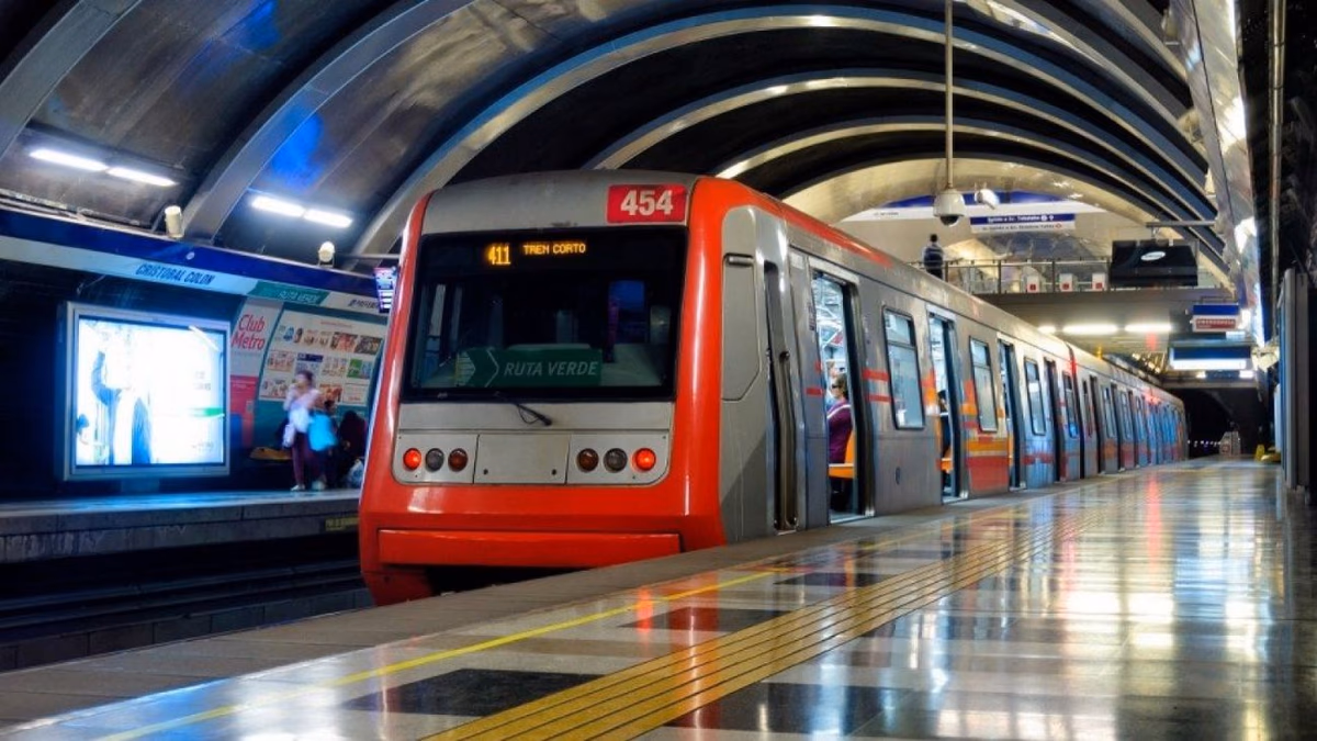 Metro de Santiago anuncia horarios especiales para el Día del Trabajador y eventos de abril