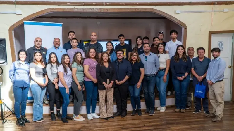 Minera Antucoya capacita a 15 aprendices de María Elena en programa de relevos
