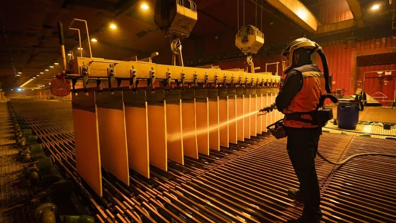 Minera Antucoya certifica sus cátodos de cobre en la LME y COMEX