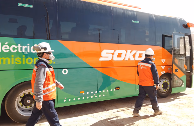 Minera Antucoya estrena primer taxibús 100% eléctrico en faena