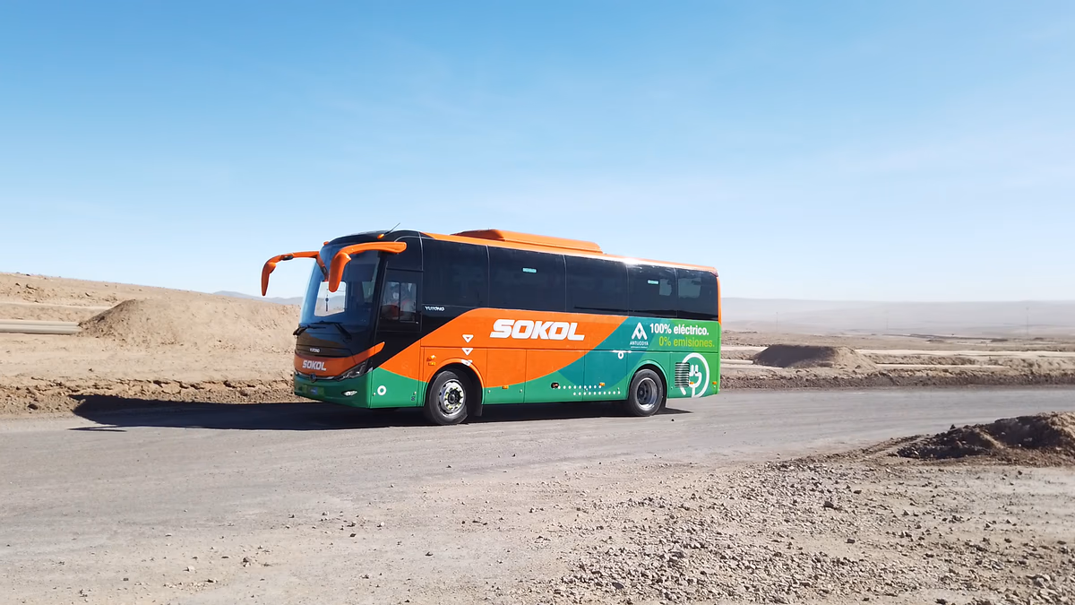 Minera Antucoya presenta el primer taxibús 100% eléctrico en sus operaciones