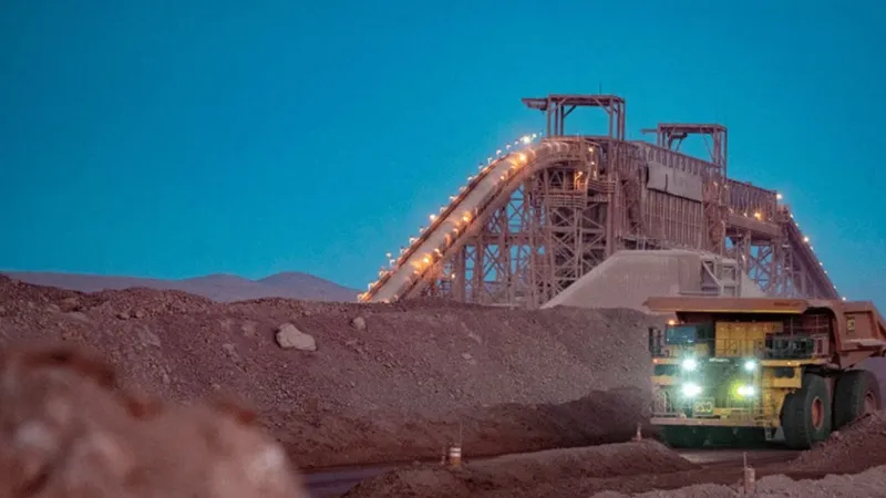 Minera Antucoya reduce emisiones en 40% con innovador sistema de control de polvo