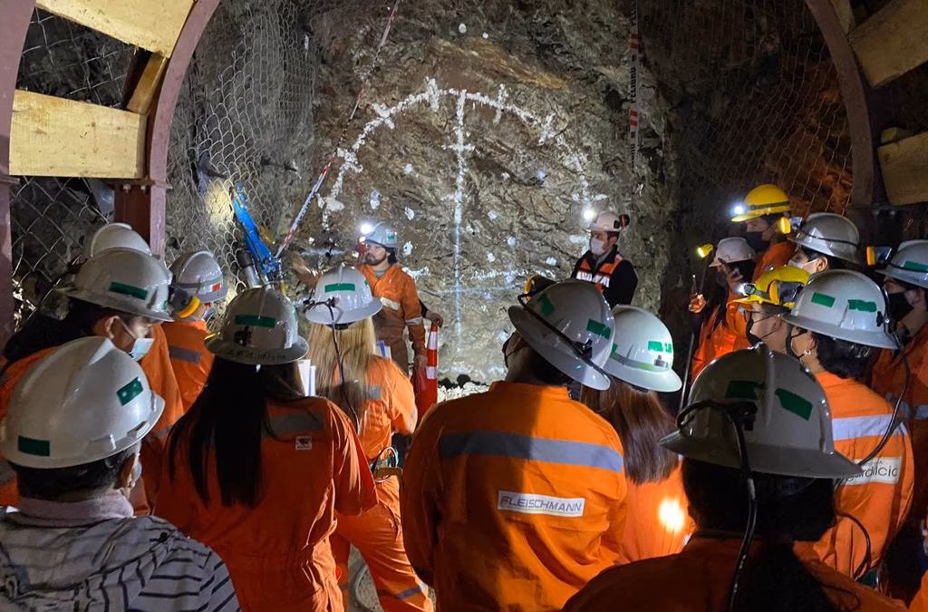 Mineras en el norte de Chile pagan hasta 1,5 Millones, busca trabajo en ellas