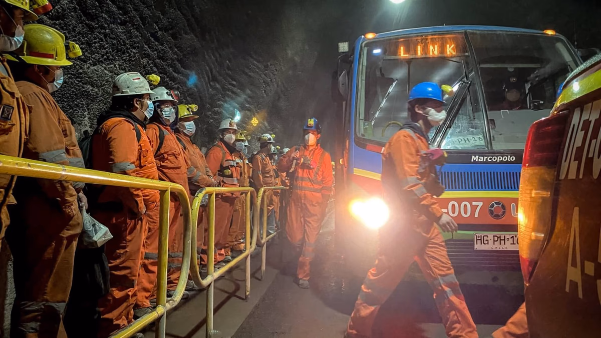 Mineros y mineras de Codelco se transportarán en los primeros buses eléctricos hechos en Chile