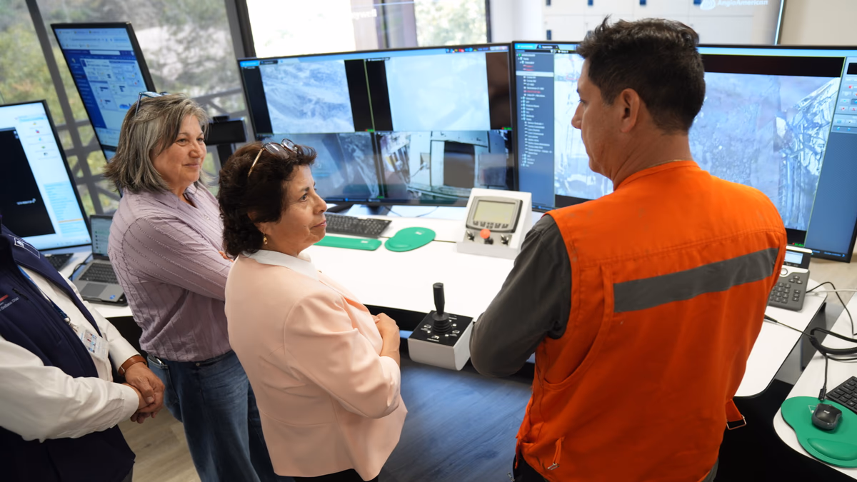 Ministra de Minería visitó el Centro Integrado de Operaciones (CIO) de El Soldado