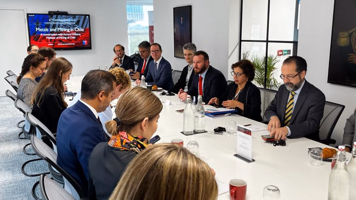 Ministra Williams aborda en Londres estímulo a inversiones en Chile: “Buscamos generar instituciones sólidas y procesos fluidos”