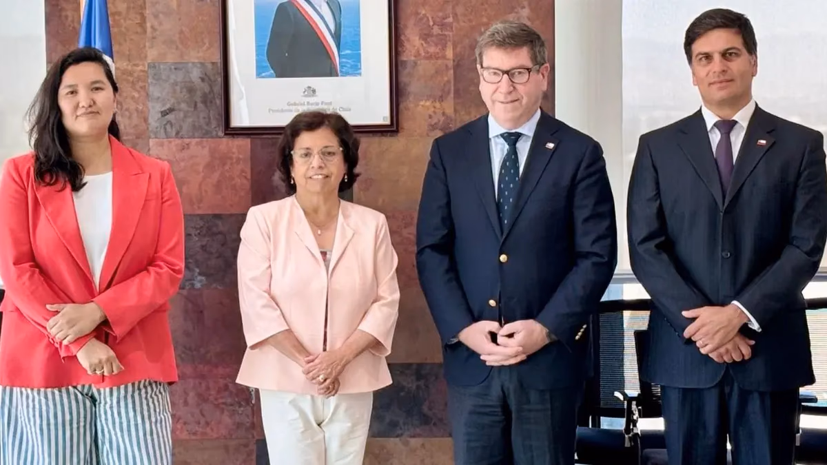 Ministra Williams y subsecretaria Chahuán sostuvieron cita bilateral de traspaso con próximos titulares de Minería