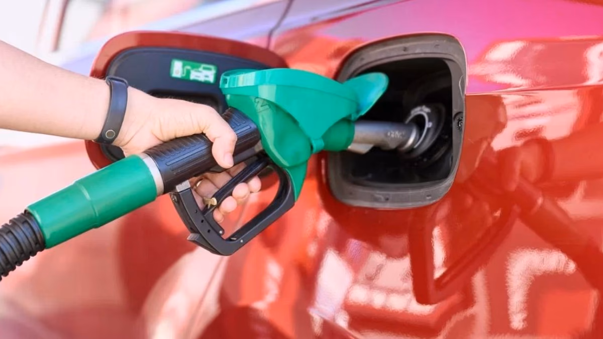 Ministro Marcel anticipa nueva baja «significativa» en el precio de los combustibles