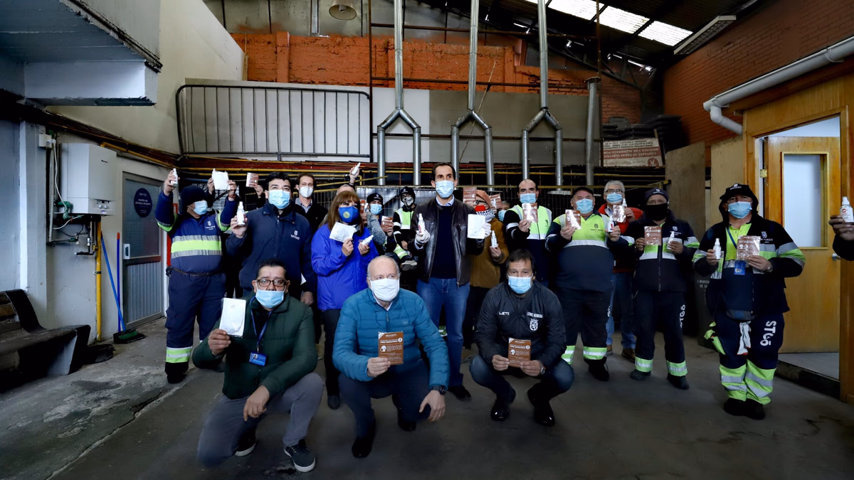 Ministro Prokurica entrega “kit de protección” con insumos que incorporan cobre a funcionarios de aseo de Santiago