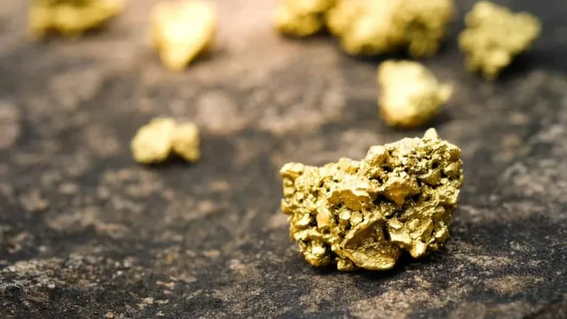Ecuador firma acuerdo de US$1.700 millones con CMOC para desarrollar mina de oro